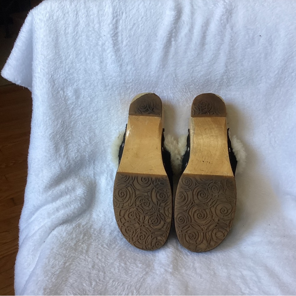 UGG - Picture 2 of 6